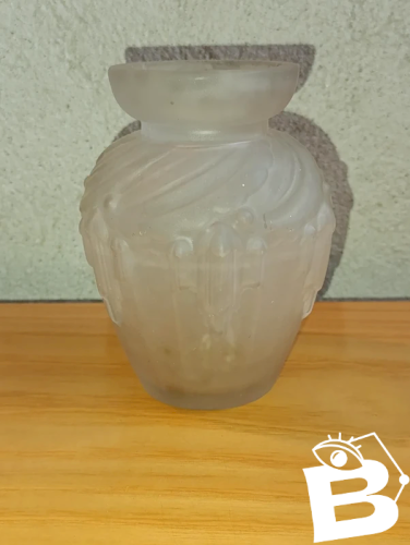 petit vase art deco en verre mat en bon etat