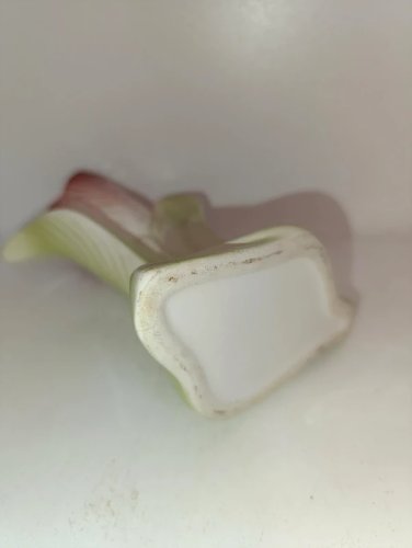 petit vase barbotine en forme de tulipe en bon etat