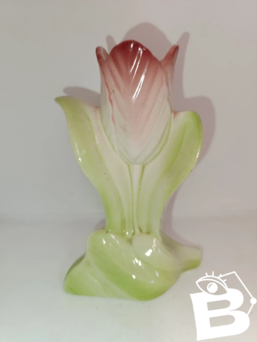 petit vase barbotine en forme de tulipe en bon etat