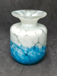 petit vase blanc degrade bleu signé Argyl en bon etat