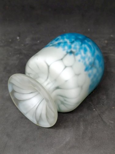 petit vase blanc degrade bleu signé Argyl en bon etat