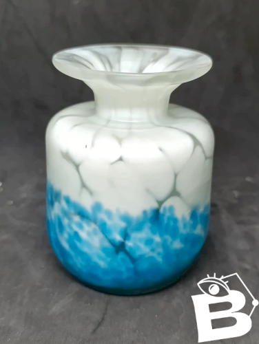 petit vase blanc degrade bleu signé Argyl en bon etat