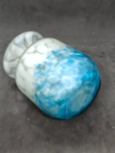 petit vase blanc degrade bleu signé Argyl en bon etat