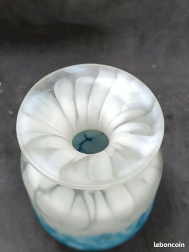 Petit vase blanc degrade bleu signé Argyl en bon etat