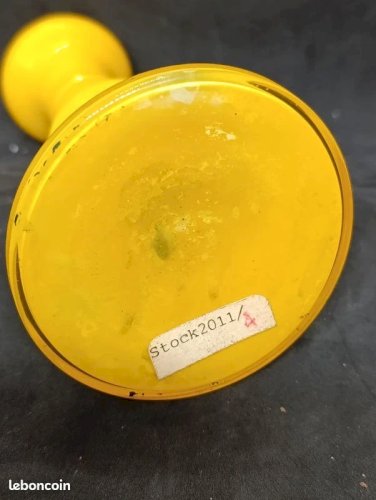 petit vase / bougeoir en verre jaune opalin? vintage en bon etat