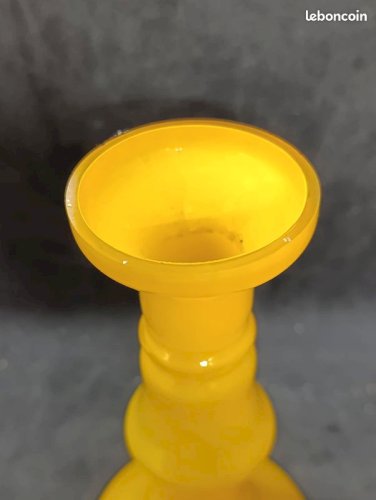 Petit vase / bougeoir en verre jaune opalin? Vintage en bon etat