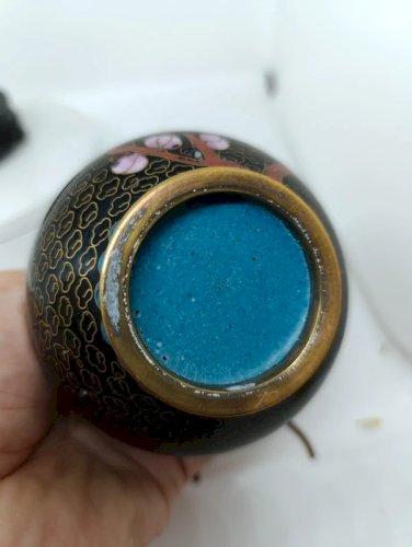 petit vase chinois cloisonné avec socle en bon etat