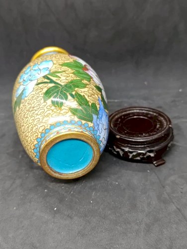 petit vase cloisonné asiatique sur support en bon etat