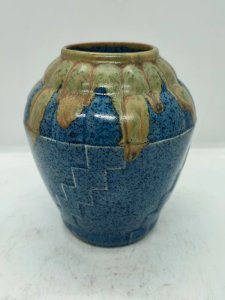 Petit vase dans le gout de denbac mais non signé à decor geometrique en bon etat