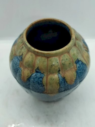 Petit vase dans le gout de denbac mais non signé à decor geometrique en bon etat