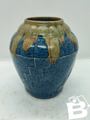 Petit vase dans le gout de denbac mais non signé à decor geometrique en bon etat