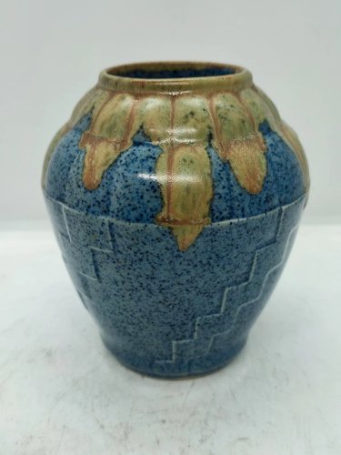 Petit vase dans le gout de denbac mais non signé à decor geometrique en bon etat