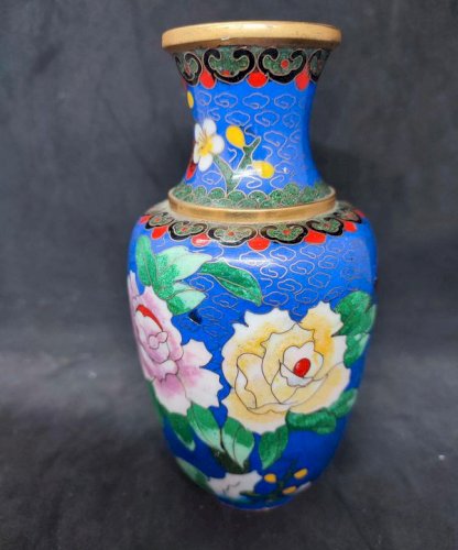 Petit vase dorigine chinoise cloisonné à decor floral en bon etat(made in chiner)