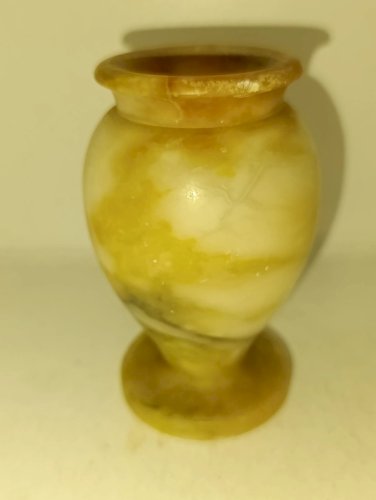 petit vase en albatre signé sous la base en bon etat
