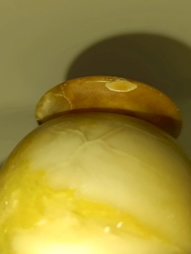 petit vase en albatre signé sous la base en bon etat