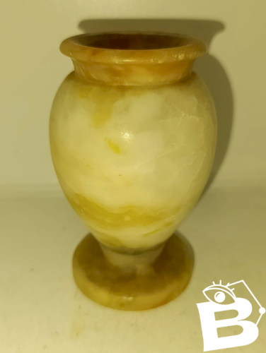 petit vase en albatre signé sous la base en bon etat