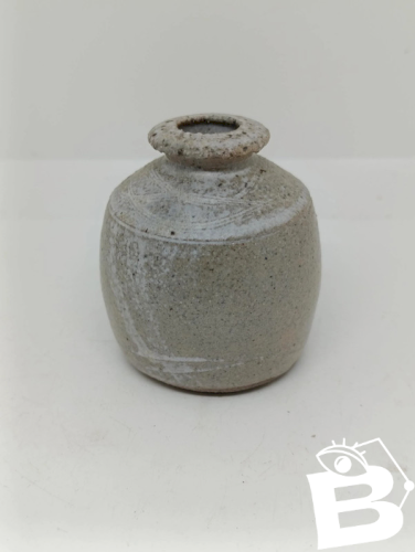 petit vase en ceramique signé  gris en bon etat