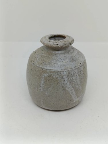 petit vase en ceramique signé  gris en bon etat