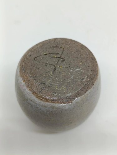 petit vase en ceramique signé  gris en bon etat