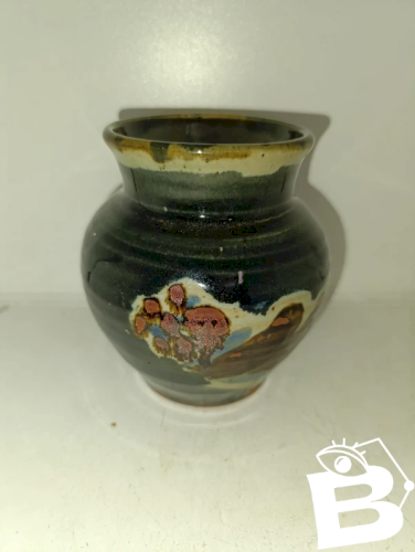 petit vase en gres signature à identifier en bon etat