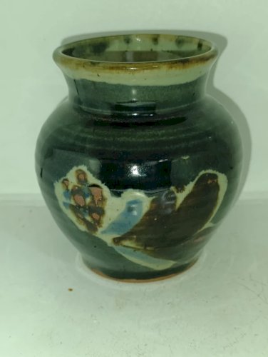 petit vase en gres signature à identifier en bon etat