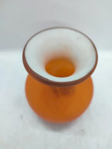 petit vase en pate de verre boule signé Gabriel Milesi en bon etat