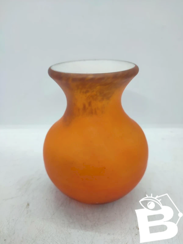 petit vase en pate de verre boule signé Gabriel Milesi en bon etat