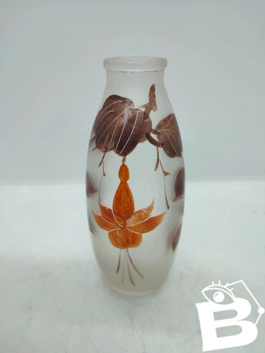 petit vase en verre moulé peint à decor floral  premiere partie du 20 eme siecle  JOMA en bon etat