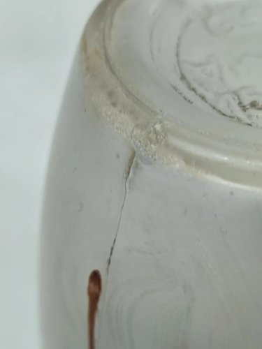 petit vase en verre moulé peint à decor floral  premiere partie du 20 eme siecle  JOMA en bon etat