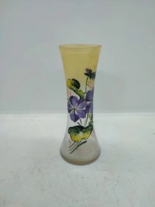 petit vase en verre peint à decor floral sans dotue premiere partie du 20 eme siecle en bon etat