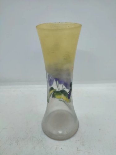 petit vase en verre peint à decor floral sans dotue premiere partie du 20 eme siecle en bon etat