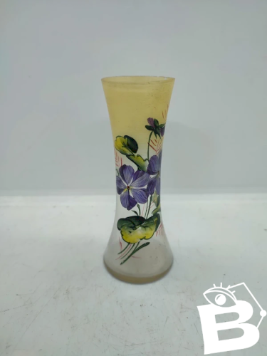 petit vase en verre peint à decor floral sans dotue premiere partie du 20 eme siecle en bon etat