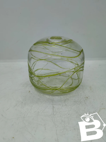 petit vase en verre style murano avec inscrustation lisseret  verte en bon etat