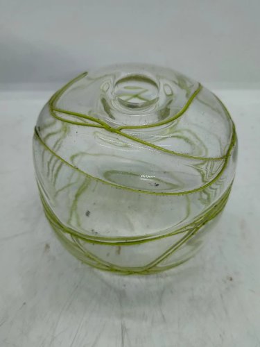 petit vase en verre style murano avec inscrustation lisseret  verte en bon etat