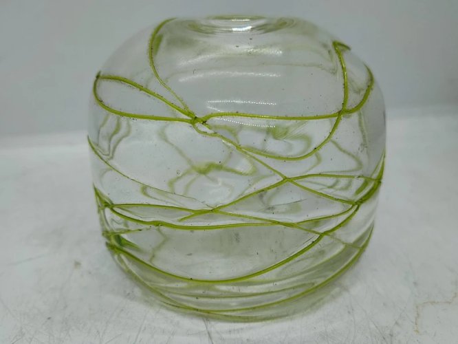 petit vase en verre style murano avec inscrustation lisseret  verte en bon etat