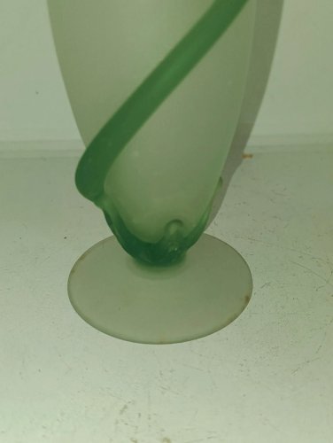petit vase en verre vert joliment travaille en bon etat