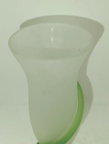 petit vase en verre vert joliment travaille en bon etat