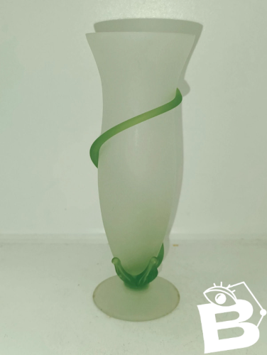 petit vase en verre vert joliment travaille en bon etat