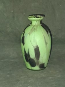 petit vase flacon en pate de verre vert et noir année 30 art deco en bon etat