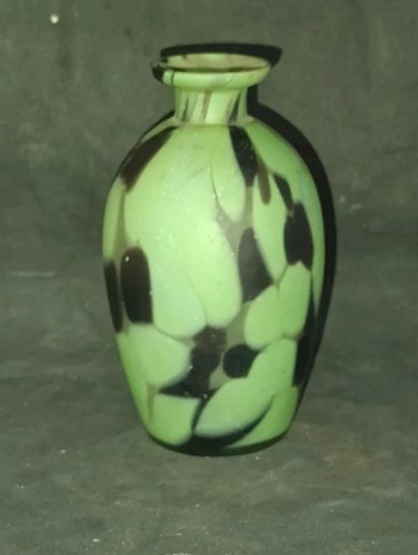 petit vase flacon en pate de verre vert et noir année 30 art deco en bon etat