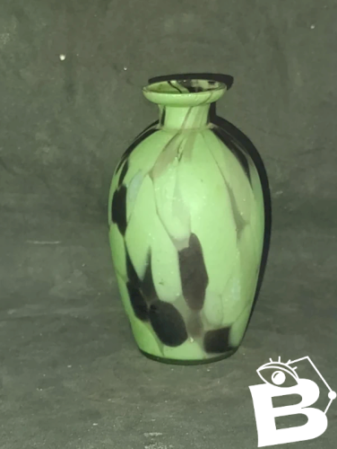 petit vase flacon en pate de verre vert et noir année 30 art deco en bon etat