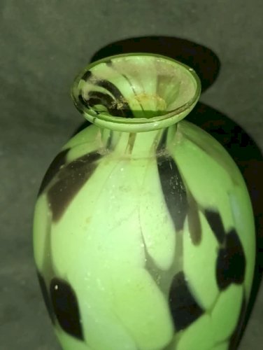 petit vase flacon en pate de verre vert et noir année 30 art deco en bon etat