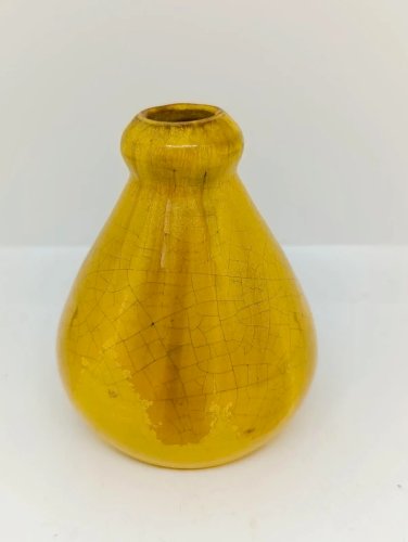 petit vase jaune craquele attribue a la manufacture de Biot en bon etat