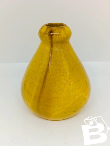 petit vase jaune craquele attribue a la manufacture de Biot en bon etat