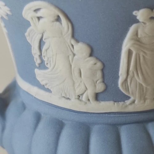 Petit Vase Médicis à décor à lantique de Wedgwood Jasperware, Angleterre