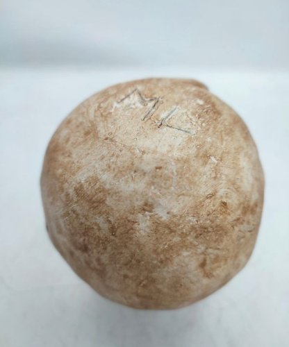 Petit vase pichet ancien signé ML en bon etat( made in chiner )