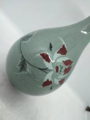 petit vase vert celadon a decor floral coreen? en bon etat