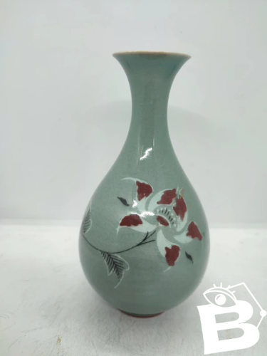 petit vase vert celadon a decor floral coreen? en bon etat