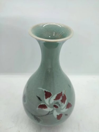 petit vase vert celadon a decor floral coreen? en bon etat