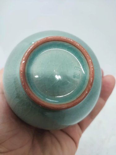 petit vase vert celadon a decor floral coreen? en bon etat